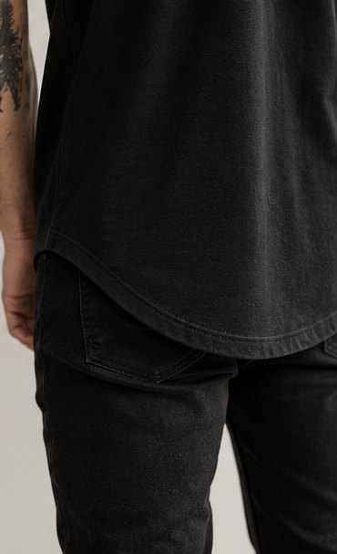 Close-up of the curved scoop hem